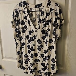 GAP Women's Black and Cream Floral Top